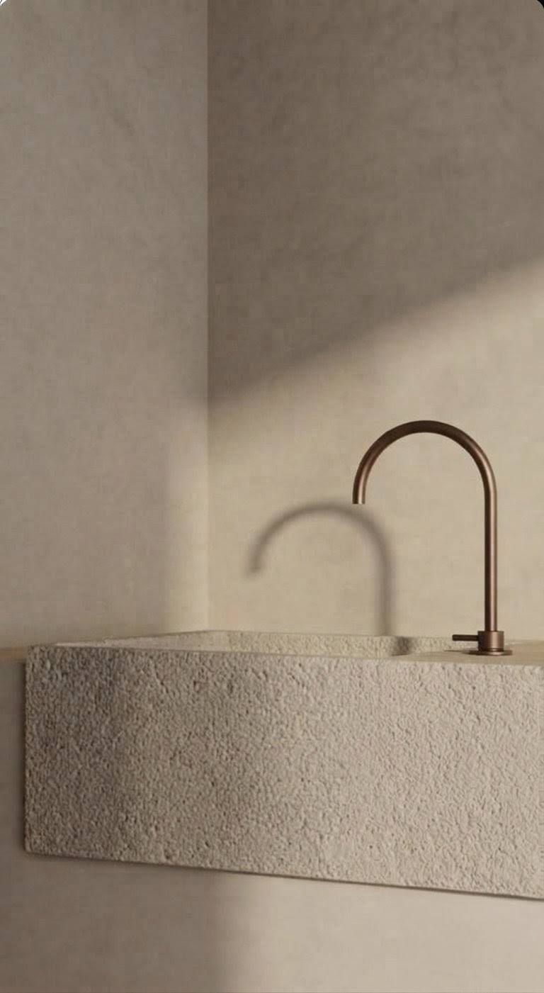 El gesto de la piedra: baño con piedra y bronce